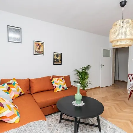 Apartment Artbase - Cozy And Close To Everywhere