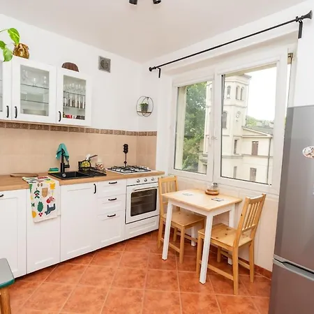 Artbase - Cozy And Close To Everywhere Apartment