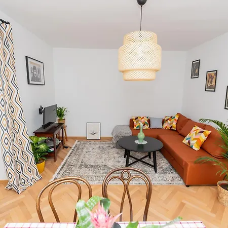 Artbase - Cozy And Close To Everywhere Apartment