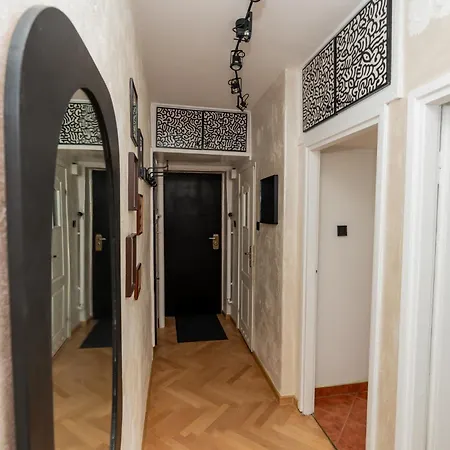 Appartement Artbase - Cozy And Close To Everywhere